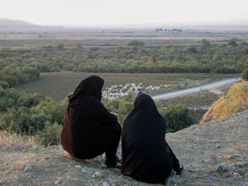 مردم در روستای اسکانلو، شهرستان خداآفرین در آذربایجان شرقی که برای دیدن منطقه جنگی قره باغ آمده اند.