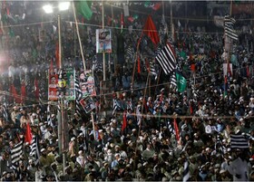 ده‌ها هزار پاکستانی خواستار برکناری عمران خان شدند