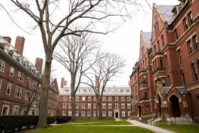 دانشگاه هاروارد، مخالف قانون محدودیت اقامت دانشجویان خارجی