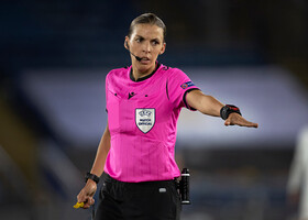 تاریخ‌سازی داور زن فرانسوی در شب پیروزی لسترسیتی 