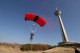 رکورد پله نوردی و پرواز چتربازان در برج میلاد