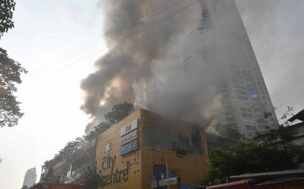 تخلیه ۳۵۰۰ نفر در پی آتش‌سوزی شدید در مرکز خرید بمبئی
