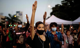مبارزه با استبداد با شیر و چای؛ ائتلاف غیررسمی معترضان در شرق آسیا