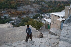 «گلین» دارای سه مسجد، مدرسه ابتدایی، راهنمایی و دبیرستان، کتابخانه و خانه بهداشت هم هست و به شبکه تلفن ثابت و همراه متصل است.