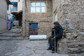  از بزرگان روایت شده اوّلین کسی که روستای دولاب رابنیاد نهاده، فردی به نام «اسفندیار» که مقبره ی آن مرحوم درقبرستان سیّد اسحاق در روبروی روستا واقع شده است.