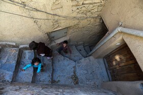 از جمله خصوصیات  روستای دولاب می توان به منظره بسیار زیبای روستا در شیب تند همراه با معماری پلکانی و خانه های سنگی به همراه دره های پرآب روستا اشاره کرد.