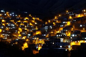 نمای روستا از روبرو به دو بخش تقسیم شده است و در روبروی روستا هم کوه "قاله گا" رخ مینماید، کوهی به استقامت و صلابت مردمان گلین.