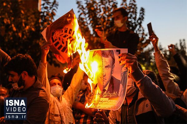 ویدئو / تجمع اعتراضی مقابل سفارت فرانسه در تهران