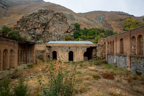  برخی می‌گویند زمین‌داران روستا مخالف کرده‌اند و پروژه متوقف شده، هر چه هست حالا کاخ ناصری روزگار خوشی ندارد.