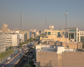 از مراکز نزدیک به پل کالج، دفتر مرکزی شرکت بهره‌برداری متروی تهران، دانشگاه علوم قضایی، دانشگاه امیرکبیر و دانشگاه صنعت نفت است.