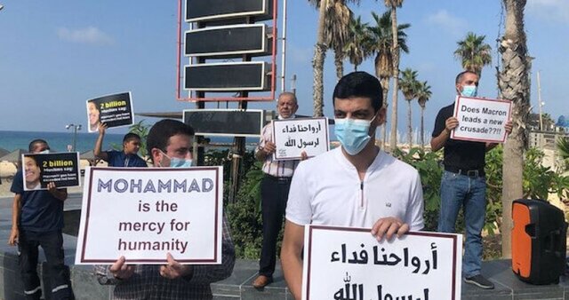 تجمع فلسطینیان مقابل کنسولگری فرانسه در محکومیت انتشار کاریکاتور موهن پیامبر اسلام (ص)