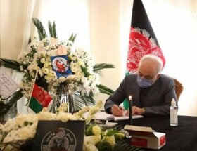 صالحی دفتر یادبود قربانیان عملیات تروریستی دانشگاه کابل را امضا کرد