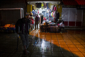 بازار کرمان حوالی ساعت 18 مغازه‌ای که در حال تعطیلی است.