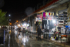 بازار قدمگاه کرمان حوالی ساعت ۱۸ هنوز بعضی از مغازه‌ها به فعالیت خود ادامه می‌دهند.