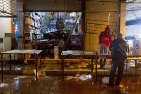 بازار قدمگاه کرمان حوالی ساعت ۱۸ مغازه‌ای که در حال تعطیلی است.