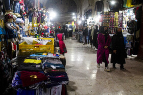 بازار کرمان حوالی ساعت ۱۸ مغازه‌هایی که هنوز به فعالیت خود ادامه می‌دهند.