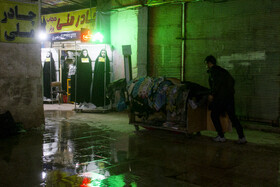 بازار کرمان حوالی ساعت ۱۸ مغازه‌هایی که در حال تعطیلی هستند.