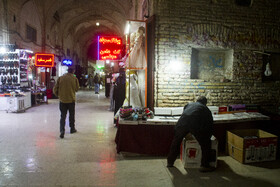 بازار کرمان حوالی ساعت ۱۸ مغازه‌هایی که در حال تعطیلی هستند.