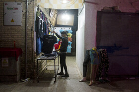 بازار کرمان حوالی ساعت ۱۸ مغازه‌ای که در حال تعطیلی است.