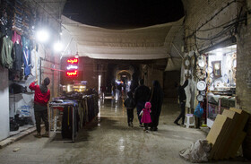 بازار کرمان حوالی ساعت ۱۸ مغازه‌هایی که در حال تعطیلی هستند.