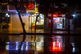 خیابان شریعتی کرمان حوالی ساعت ۱۸ مغازه‌ای که به فعالیت خود ادامه می‌دهد.