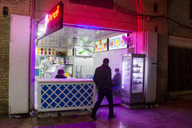 بازار کرمان حوالی ساعت ۱۸ مغازه‌هایی که هنوز به فعالیت خود ادامه می‌دهند.