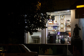 خیابان هزار و یکشب کرمان حوالی ساعت ۱۸ مغازه‌هایی که به فعالیت خود ادامه می‌دهند.