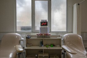 با شروع پاندمی کرونا در ایران از اواخر سال گذشته، میزان اهدای خون روندی نزولی پیدا کرد. آمار اهدای خون به طور میانگین حدود ۲۰ درصد طی هشت ماه اخیر کاهش یافته است. با وجود اینکه کاهش میزان مراجعه هنوز به مرحله بحران نرسیده است، اما ادامه روند فعلی ذخایر خون را با بحران رو بهرو میکند.