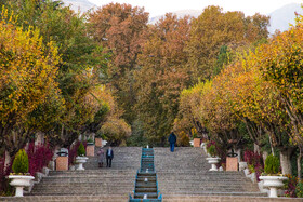 امسال اولین بارانهای پاییزی در حالی به تهران رسید که این شهر با کرونا و آلودگی هوا دست و پنجه نرم میکند. شرایطی که شاید فرصت دیدن زیباییهای این فصل را از ساکنان پایتخت بگیرد؛ شهری با پاییزی دلنشین که حالا به سختی میتوان نشانهای از باغهای قدیمی آن پیدا کرد.