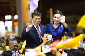 پادشاه تایلند بعد از پشت کردن معترضان به کاروان او، خواستار اتحاد شد