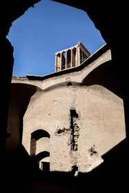 خانه تاریخی وحشی گمنام پیدا شد. وحشی بافقی شاعر پرآوازه اما گمنام یزد، متولد شهر بافق سالیان عمر خود را در یزد سکونت داشت اما هیچ اثری از خانه و آرامگاه وی مشخص نبود. اداره کل میراث فرهنگی یزد طی پژوهشهای متمادی برای پیدا کردن آرامگاه و خانه این شاعر، براساس متون تاریخی و اشعار وی، خانه تاریخی او در یزد را پیدا کرد؛ خانهای تاریخی که به نام صاحب بعدی آن با عنوان خانه تاریخی «بیات» به ثبت در فهرست آثار ملی رسیده بود.