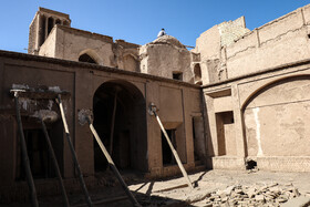 بخش‌هایی از خانه تاریخی وحشی بافقی - این خانه ارزشمند تاریخی که در کوچه تاریخی معروف به «آروک» یا «اهروک» قرار دارد، به علت دست نخورده بودن معماری خانه و اهمیت تاریخی آن در دست مرمت قرار گرفته است.