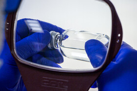 از زمان شیوع کرونا در دنیا داروهای متفاوتی برای درمان مبتلایان به این ویروس از سوی مراکز درمانی و آزمایشگاهی دنیا مورد تایید و تجویز قرار گرفته است. یکی از این داروها که در حال حاضر در مراکز درمانی ایران نیز تجویز میشود، «رمدسیویر» است. مدتی است که این دارو توسط شرکتهای داروسازی ایرانی فرموله شده و در اختیار بیماران قرار میگیرد. شرکت سبحان آنکلوژی یکی از این شرکت هاست که دست به تولید این دارو زده است و حالا هرچه رمدسیویر تولید کند در اختیار مراکز درمانی قرار میدهد.