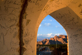در تخریبهایی که توسط افراد ناشناس و معتادان صورت گرفته سیمهای برقی که برای نور پردازی در مرمتهای قبلی استفاده شده بود به سرقت رفته است.