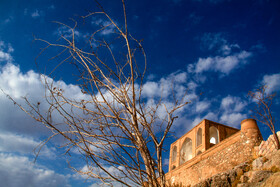 تخت درگاه قلیبیگ عمارتی است که در جنوب شرقی شهر کرمان قرار دارد. این مکان مقبرهی یکی از نوادگان بیرام بیگ به نام درگاه قلیبیگ از امرای اواخر دوره صفویه و رئیس ایل افشار در کرمان است. وی، تنها فرد معروف افشار بود که طی ۱۵۰ سال بعد از گنجعلیخان نامش بر سر زبانها بوده است.