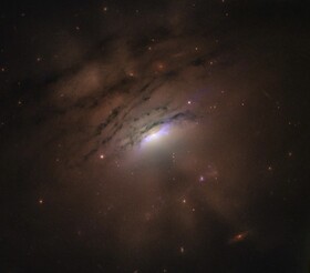 سایه‌های یک کهکشان درخشان