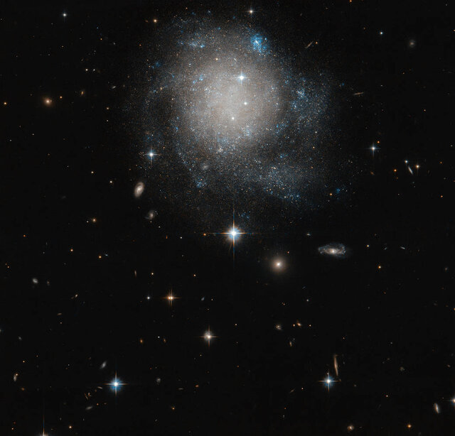 تصویر هابل از یک کهکشان کم‌نور
