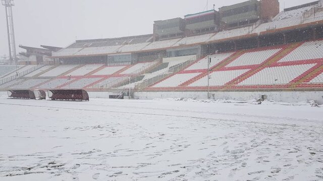 ورزشگاه‌های به ظاهر مدرن و تعویق بازی با بارش برف و باران!