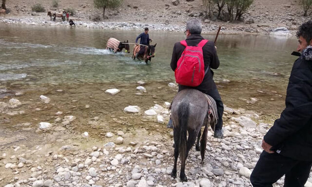 معلمانی که برای رسیدن به مرتفع‌ترین روستای بدون جاده 9 ساعت در راهند