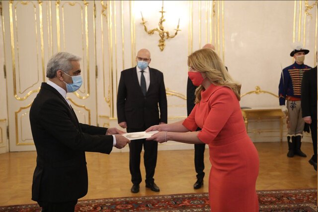 تقدیم استوارنامه سفیر ایران به رییس‌جمهوری اسلواکی