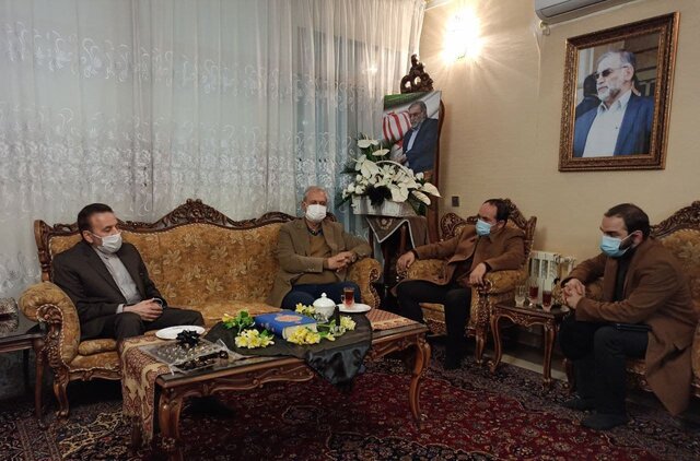 حضور رئیس دفتر رئیس‌جمهور و سخنگوی دولت در منزل شهید فخری زاده