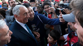 رئیس جمهور پرتغال در داخل یک نانوایی خبر نامزدی خود در انتخابات را اعلام کرد