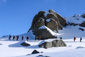 قله های کوهستان الوند از جانب شمال غربی با قله "آلما بلاغ" آغاز می‌شوند. طی مسیر این کوهستان قله های متعدد دیگری همانند کمر لرزان، قزل ارسلان، گاو بره، کرکس، کلاغ لان، تاریک دره، یخچال صاحب و شاه نشین قرار دارند.
