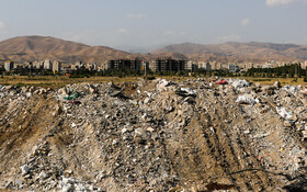 منطقه حصارک، استان البرز ـ «جامانده»
نخاله‌های ساختمانی در کنار جاده داخل شهر؛ به جا ماندن پسماندهای ساختمانی، معضلات زیادی را از جمله آلودگی های زیست محیطی، بد منظره شدن فضای شهر، مرگ و میر افراد و یا بروز حادثه برای آن ها در اثر برخورد اتومبیل‌ها با نخاله های ساختمانی موجود در معابر،  مخصوصا در تاریکی شب اتفاق می‌افتد را در پی دارد.
