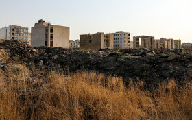 منطقه کوی کارمندان جنوبی، استان البرز ـ «جامانده»
از جمله فعالیت‌های ساختمانی و راهسازی می‌توان به فعالیت‌های تخریبی و ساخت و ساز اشاره نمود. دراثر این فعالیت‌ها دور ریزهایی تولید می شود که نخاله با پسماندهای ساختمانی نامیده می شود. یکی از عمده ترین آلاینده‌های محیط زیست که قسمت  جدانشدنی زندگی انسان محسوب می شوند، مواد زائد ساختمانی است. 
