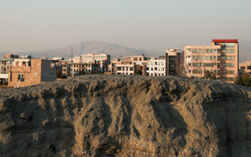 منطقه گلشهر، استان البرز ـ «جامانده»
با توجه به افزایش جمعیت، نیاز به مسکن نیز افزایش می یابد که باعث حذف خانه های با مساحت بالا و در برگیرنده نفرات کم و جایگزین شدن آپارتمان های نوساز با اشغال مساحت کمتر و همچنین گنجایش نفرات بیشتر می شود که محصول این تغییرات و فعالیت های عمرانی چیزی جز افزایش میزان دورریزهای ساختمانی نیست .