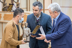 تقدیر از حسن رحیمی کشتی گیر در دومین مراسم جایزه ناصر حجازی