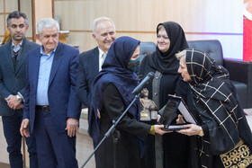 تقدیر از منا هوبه فکر عکاس خبرگزاری ایسنا در دومین مراسم جایزه ناصر حجازی