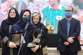 تقدیر از منا هوبه فکر عکاس خبرگزاری ایسنا در دومین مراسم جایزه ناصر حجازی