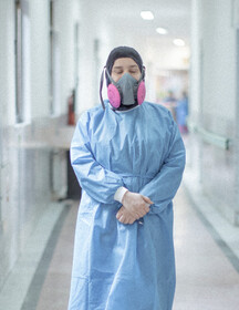 پرستار- مدتی پیش زوج میانسالی را به دلیل ابتلا به کرونا در یک اتاق بستری کرده بودیم. یک هفته بعد از بستری شدن آنها، همسر مرد که قرار بود مرخص شود، عصر همان روز به دلیل تشدید بیماری فوت کرد. سعی کردیم برای جلوگیری از وخیم شدن حال مرد، این موضوع را به او اطلاع ندهیم، اما دو روز بعد مطلع شد و حال وخیمی پیدا کرد. یک هفته بعد متوجه شدیم که او هم فوت شده است.